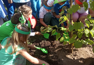 Dzieci aktywnie włączyły się w pomoc przy sadzeniu drzewa